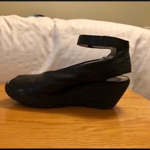 London fly Yala wedges